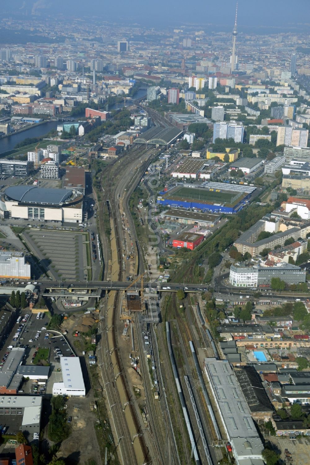 Luftbild Berlin - Bahn Strecken- Ausbau zwischen Modersohnbrücke entlang der Modersohnstraße und dem Bahnhof Ostkreuz im Stadtteil Friedrichshain von Berlin