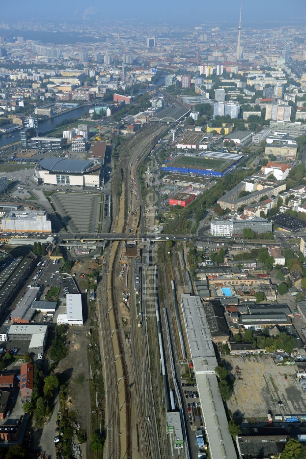 Luftaufnahme Berlin - Bahn Strecken- Ausbau zwischen Modersohnbrücke entlang der Modersohnstraße und dem Bahnhof Ostkreuz im Stadtteil Friedrichshain von Berlin