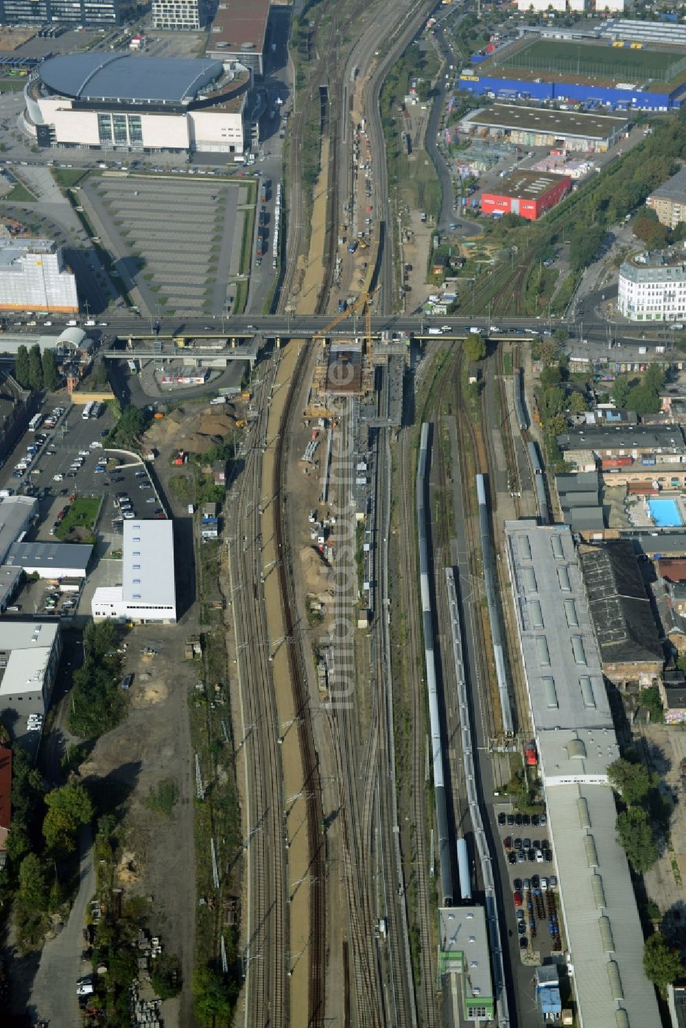 Berlin von oben - Bahn Strecken- Ausbau zwischen Modersohnbrücke entlang der Modersohnstraße und dem Bahnhof Ostkreuz im Stadtteil Friedrichshain von Berlin