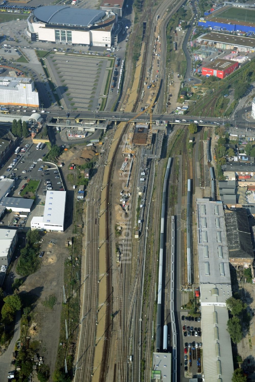 Berlin aus der Vogelperspektive: Bahn Strecken- Ausbau zwischen Modersohnbrücke entlang der Modersohnstraße und dem Bahnhof Ostkreuz im Stadtteil Friedrichshain von Berlin