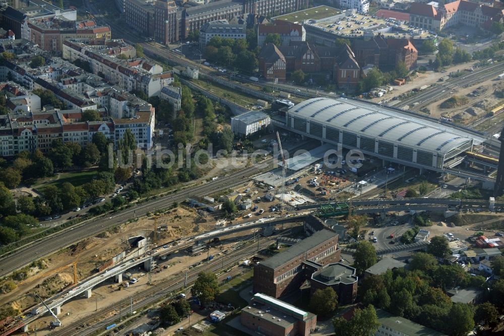 Luftbild Berlin - Bahn Strecken- Ausbau zwischen Modersohnbrücke entlang der Modersohnstraße und dem Bahnhof Ostkreuz im Stadtteil Friedrichshain von Berlin