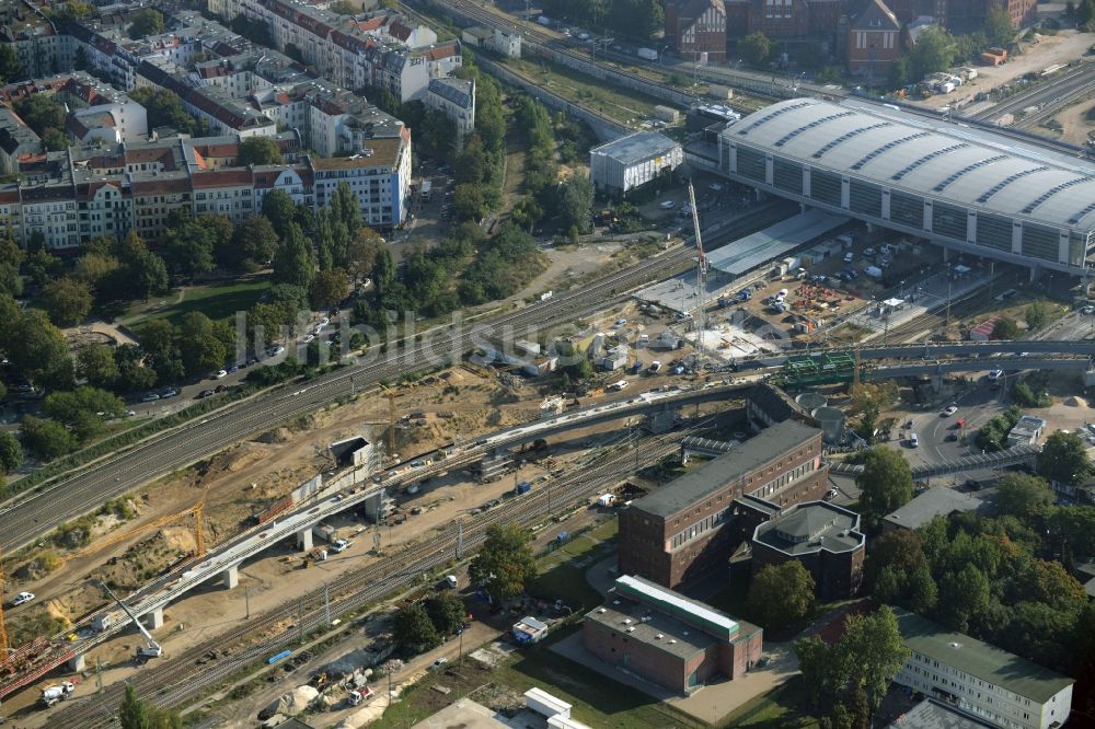 Luftaufnahme Berlin - Bahn Strecken- Ausbau zwischen Modersohnbrücke entlang der Modersohnstraße und dem Bahnhof Ostkreuz im Stadtteil Friedrichshain von Berlin