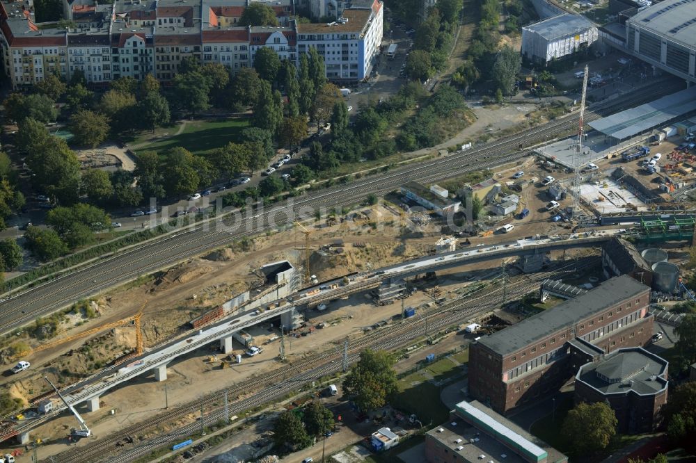 Berlin aus der Vogelperspektive: Bahn Strecken- Ausbau zwischen Modersohnbrücke entlang der Modersohnstraße und dem Bahnhof Ostkreuz im Stadtteil Friedrichshain von Berlin