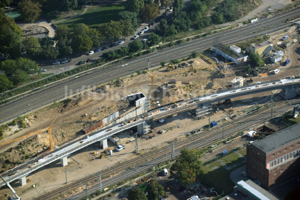 Luftbild Berlin - Bahn Strecken- Ausbau zwischen Modersohnbrücke entlang der Modersohnstraße und dem Bahnhof Ostkreuz im Stadtteil Friedrichshain von Berlin