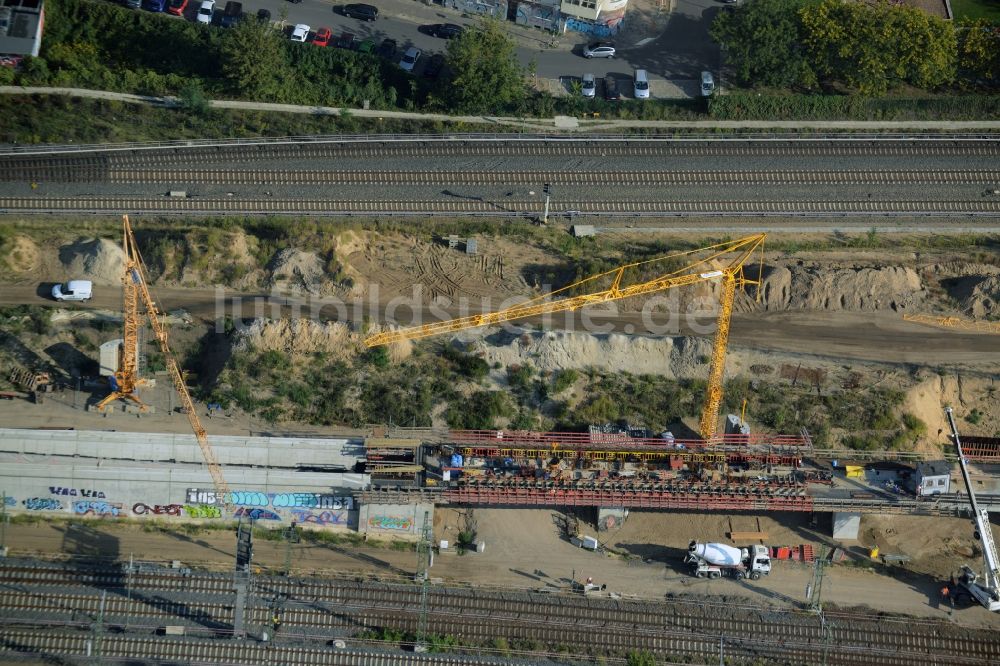 Luftaufnahme Berlin - Bahn Strecken- Ausbau zwischen Modersohnbrücke entlang der Modersohnstraße und dem Bahnhof Ostkreuz im Stadtteil Friedrichshain von Berlin