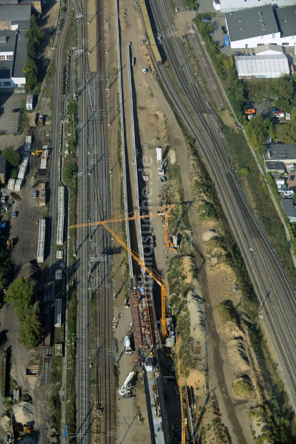 Luftbild Berlin - Bahn Strecken- Ausbau zwischen Modersohnbrücke entlang der Modersohnstraße und dem Bahnhof Ostkreuz im Stadtteil Friedrichshain von Berlin