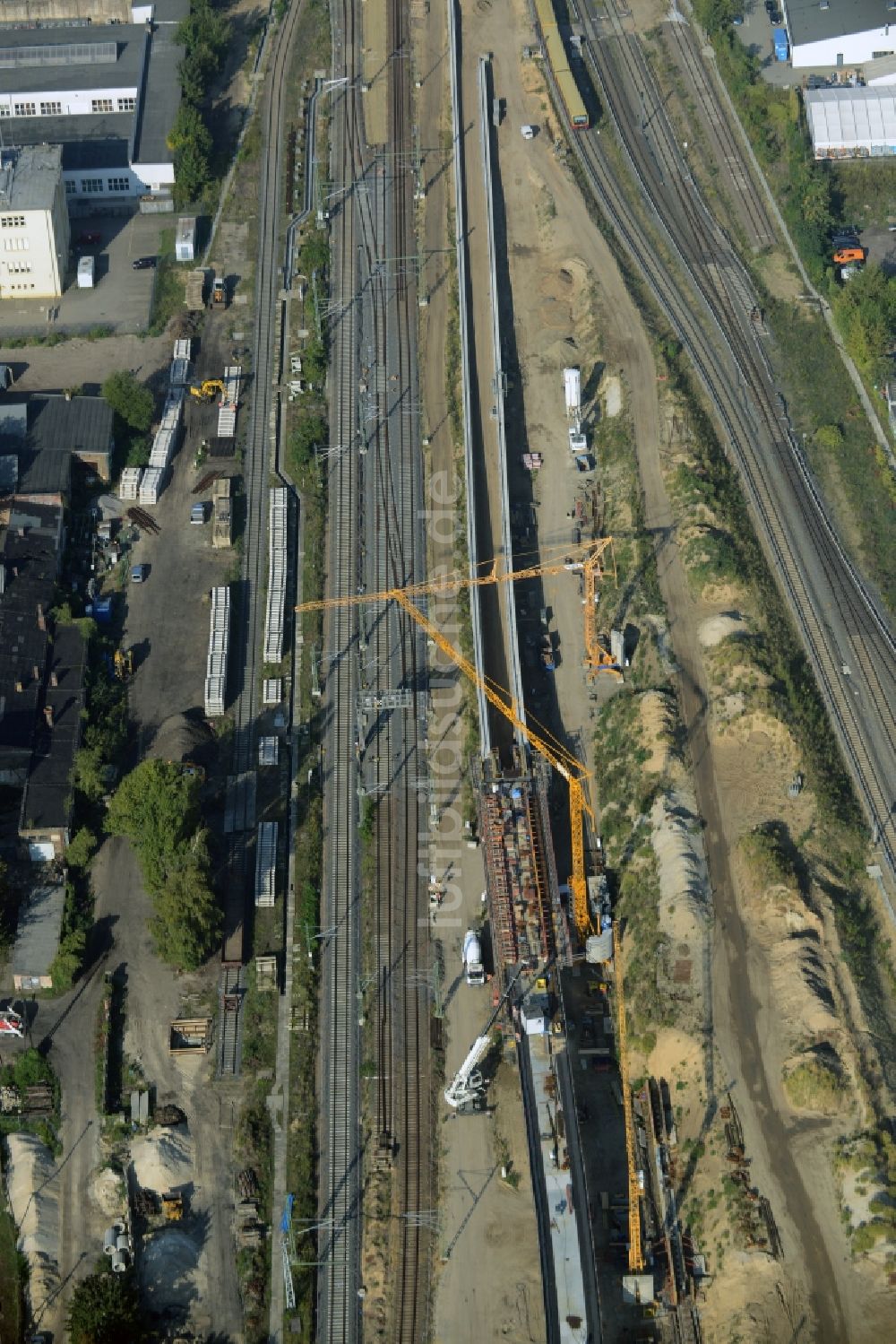 Luftaufnahme Berlin - Bahn Strecken- Ausbau zwischen Modersohnbrücke entlang der Modersohnstraße und dem Bahnhof Ostkreuz im Stadtteil Friedrichshain von Berlin