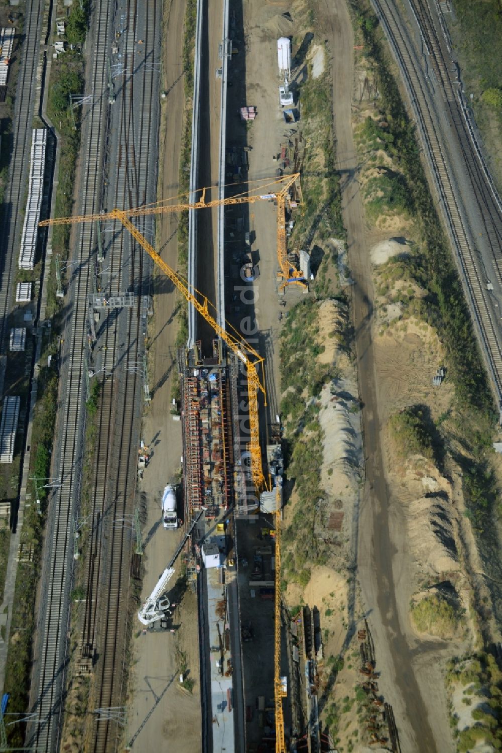 Berlin von oben - Bahn Strecken- Ausbau zwischen Modersohnbrücke entlang der Modersohnstraße und dem Bahnhof Ostkreuz im Stadtteil Friedrichshain von Berlin