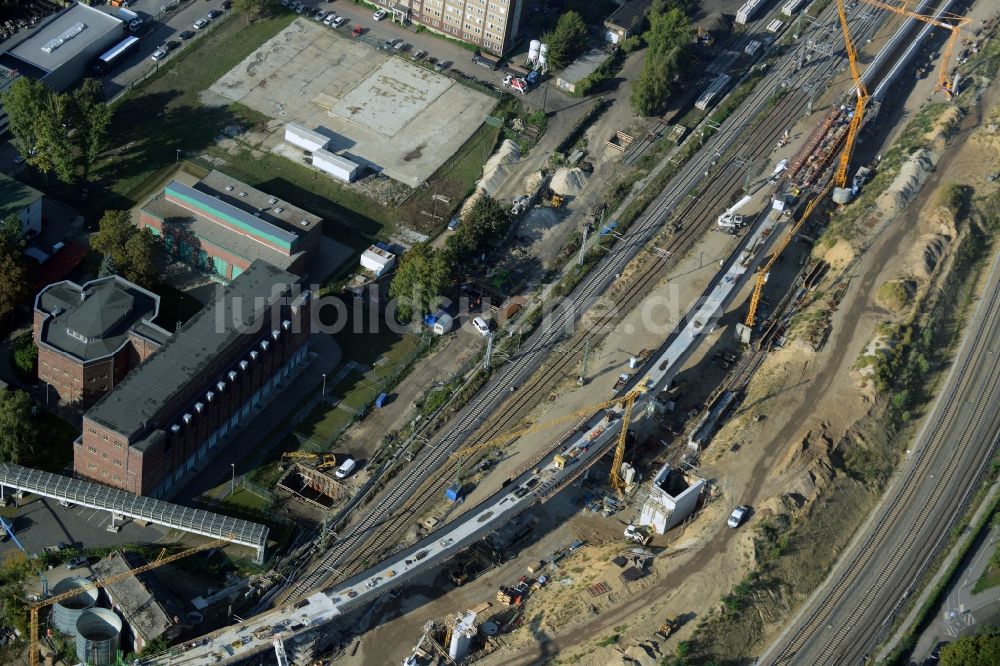 Berlin aus der Vogelperspektive: Bahn Strecken- Ausbau zwischen Modersohnbrücke entlang der Modersohnstraße und dem Bahnhof Ostkreuz im Stadtteil Friedrichshain von Berlin