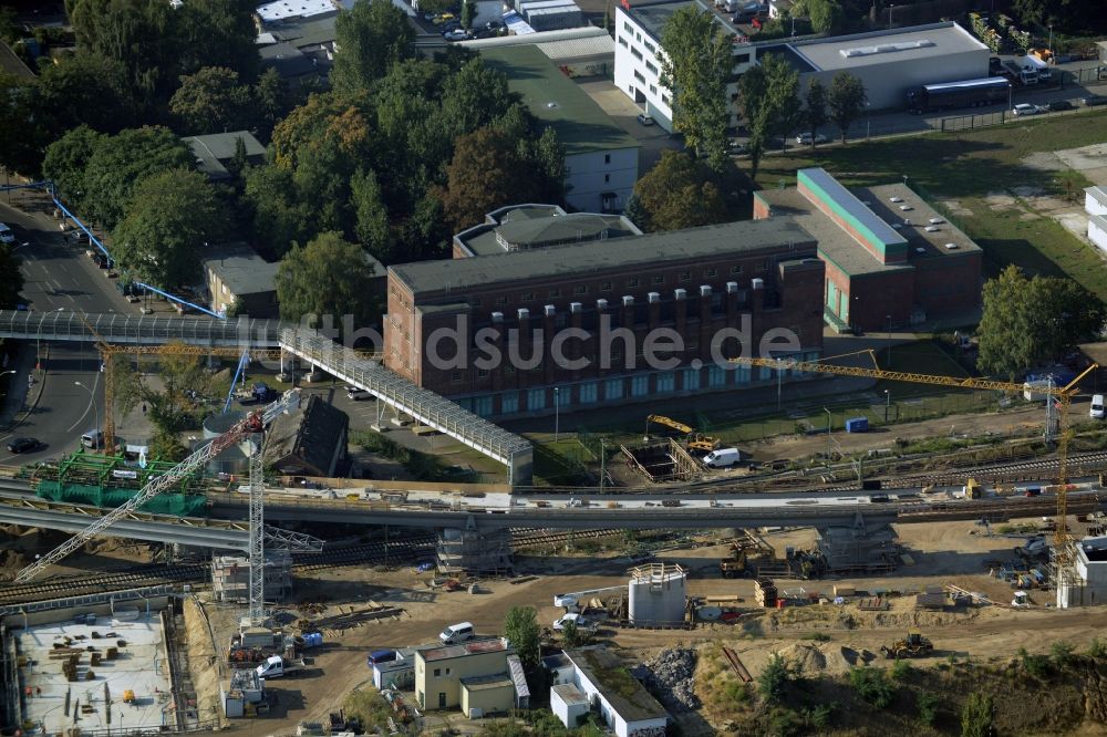 Berlin aus der Vogelperspektive: Bahn Strecken- Ausbau zwischen Modersohnbrücke entlang der Modersohnstraße und dem Bahnhof Ostkreuz im Stadtteil Friedrichshain von Berlin