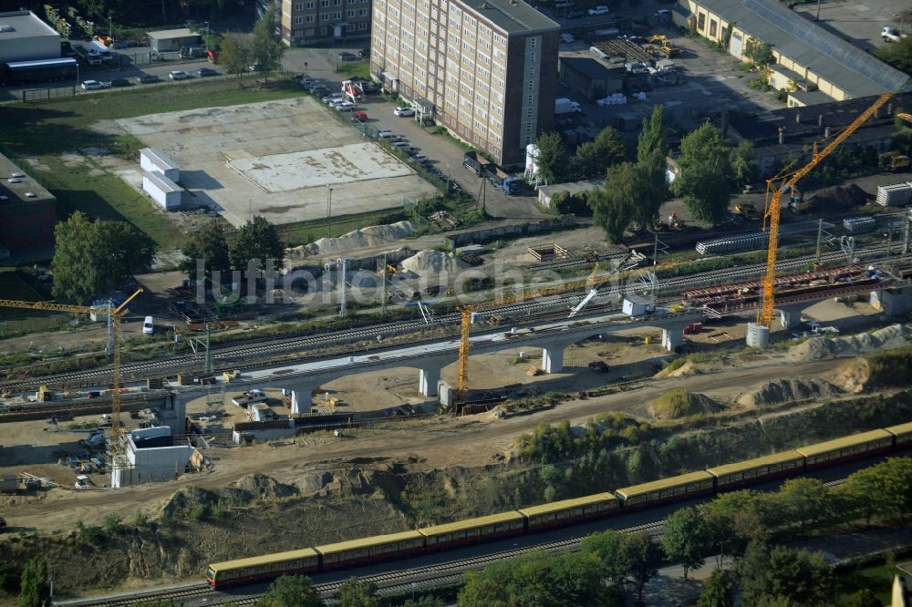 Luftbild Berlin - Bahn Strecken- Ausbau zwischen Modersohnbrücke entlang der Modersohnstraße und dem Bahnhof Ostkreuz im Stadtteil Friedrichshain von Berlin