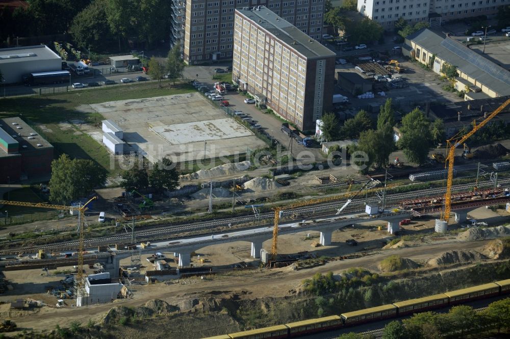 Luftaufnahme Berlin - Bahn Strecken- Ausbau zwischen Modersohnbrücke entlang der Modersohnstraße und dem Bahnhof Ostkreuz im Stadtteil Friedrichshain von Berlin