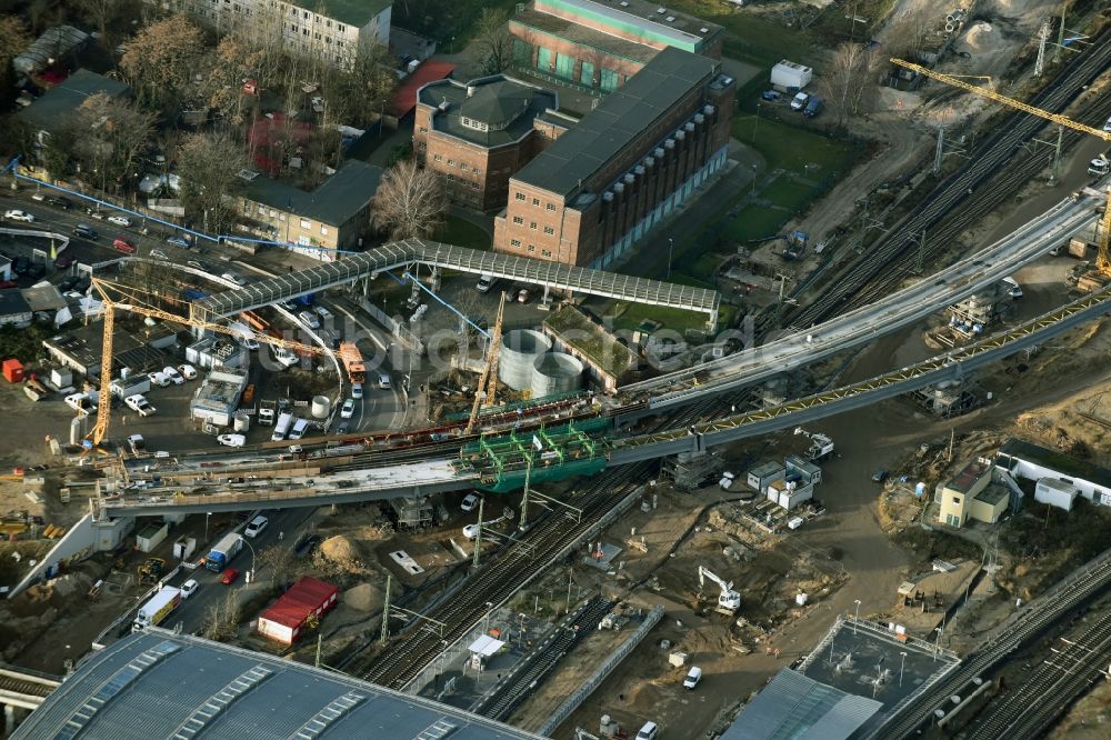 Berlin aus der Vogelperspektive: Bahn Strecken- Ausbau zwischen Modersohnbrücke entlang der Modersohnstraße und dem Bahnhof Ostkreuz im Stadtteil Friedrichshain von Berlin