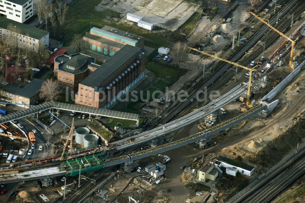 Luftbild Berlin - Bahn Strecken- Ausbau zwischen Modersohnbrücke entlang der Modersohnstraße und dem Bahnhof Ostkreuz im Stadtteil Friedrichshain von Berlin