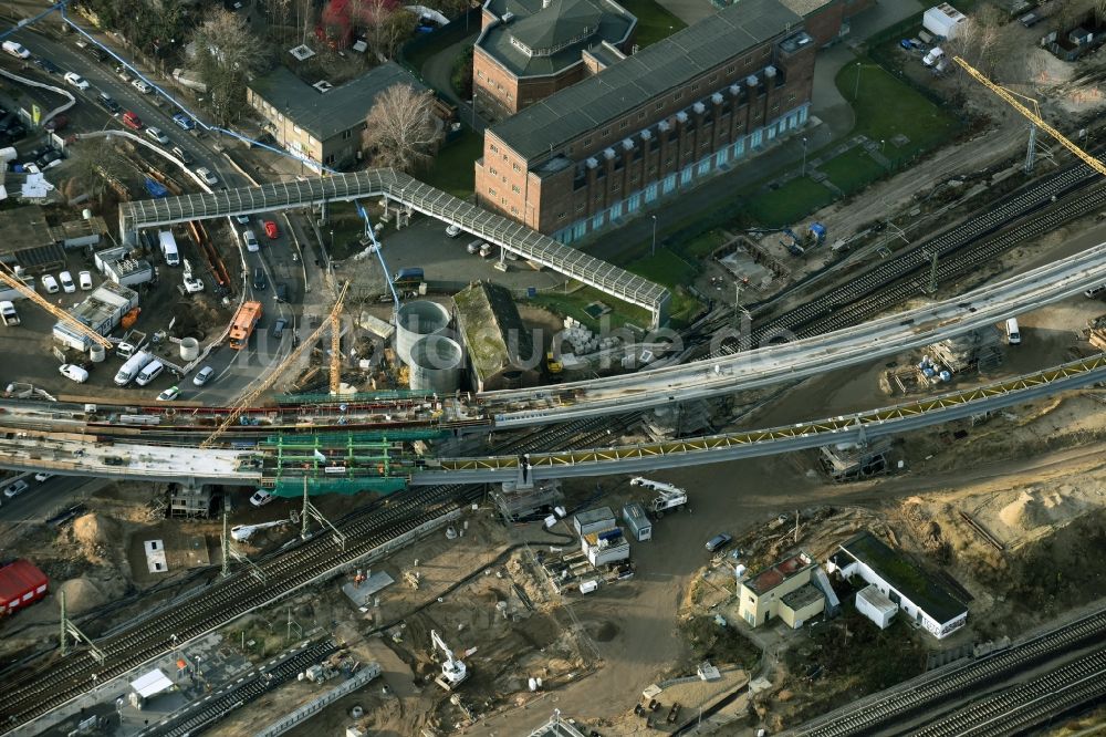 Luftaufnahme Berlin - Bahn Strecken- Ausbau zwischen Modersohnbrücke entlang der Modersohnstraße und dem Bahnhof Ostkreuz im Stadtteil Friedrichshain von Berlin