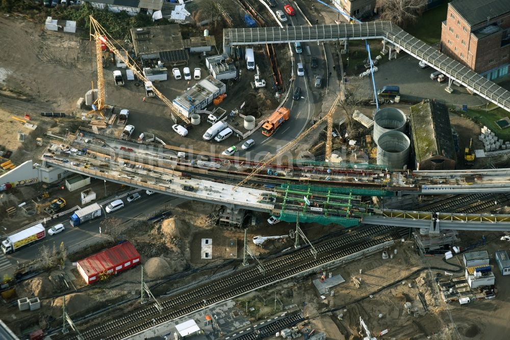 Berlin aus der Vogelperspektive: Bahn Strecken- Ausbau zwischen Modersohnbrücke entlang der Modersohnstraße und dem Bahnhof Ostkreuz im Stadtteil Friedrichshain von Berlin