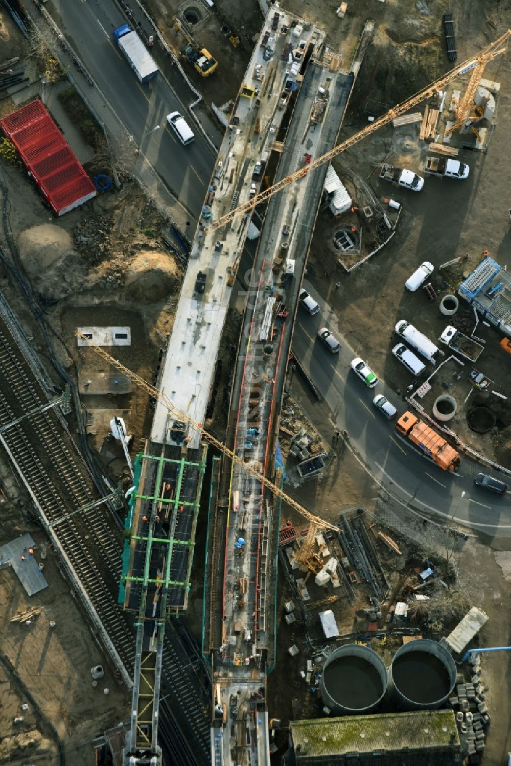 Luftbild Berlin - Bahn Strecken- Ausbau zwischen Modersohnbrücke entlang der Modersohnstraße und dem Bahnhof Ostkreuz im Stadtteil Friedrichshain von Berlin