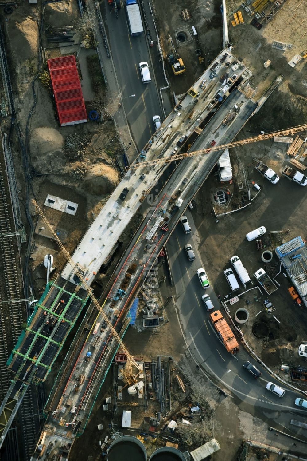 Luftaufnahme Berlin - Bahn Strecken- Ausbau zwischen Modersohnbrücke entlang der Modersohnstraße und dem Bahnhof Ostkreuz im Stadtteil Friedrichshain von Berlin