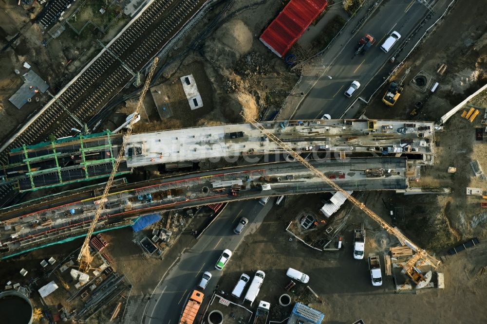 Berlin aus der Vogelperspektive: Bahn Strecken- Ausbau zwischen Modersohnbrücke entlang der Modersohnstraße und dem Bahnhof Ostkreuz im Stadtteil Friedrichshain von Berlin