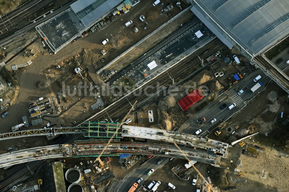 Luftbild Berlin - Bahn Strecken- Ausbau zwischen Modersohnbrücke entlang der Modersohnstraße und dem Bahnhof Ostkreuz im Stadtteil Friedrichshain von Berlin