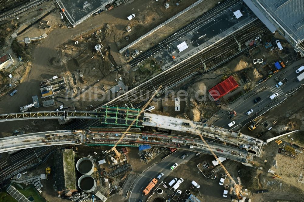 Luftaufnahme Berlin - Bahn Strecken- Ausbau zwischen Modersohnbrücke entlang der Modersohnstraße und dem Bahnhof Ostkreuz im Stadtteil Friedrichshain von Berlin