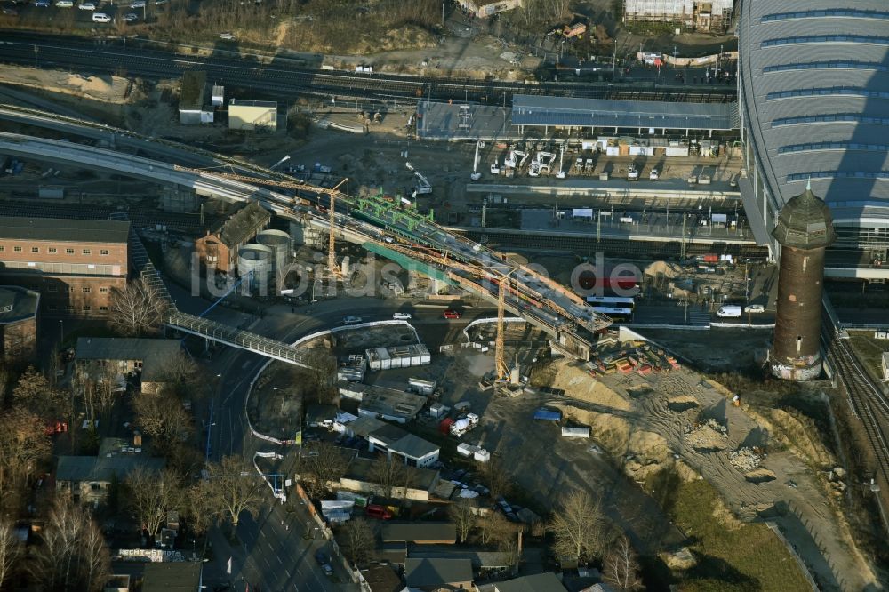 Luftaufnahme Berlin - Bahn Strecken- Ausbau zwischen Modersohnbrücke entlang der Modersohnstraße und dem Bahnhof Ostkreuz im Stadtteil Friedrichshain von Berlin