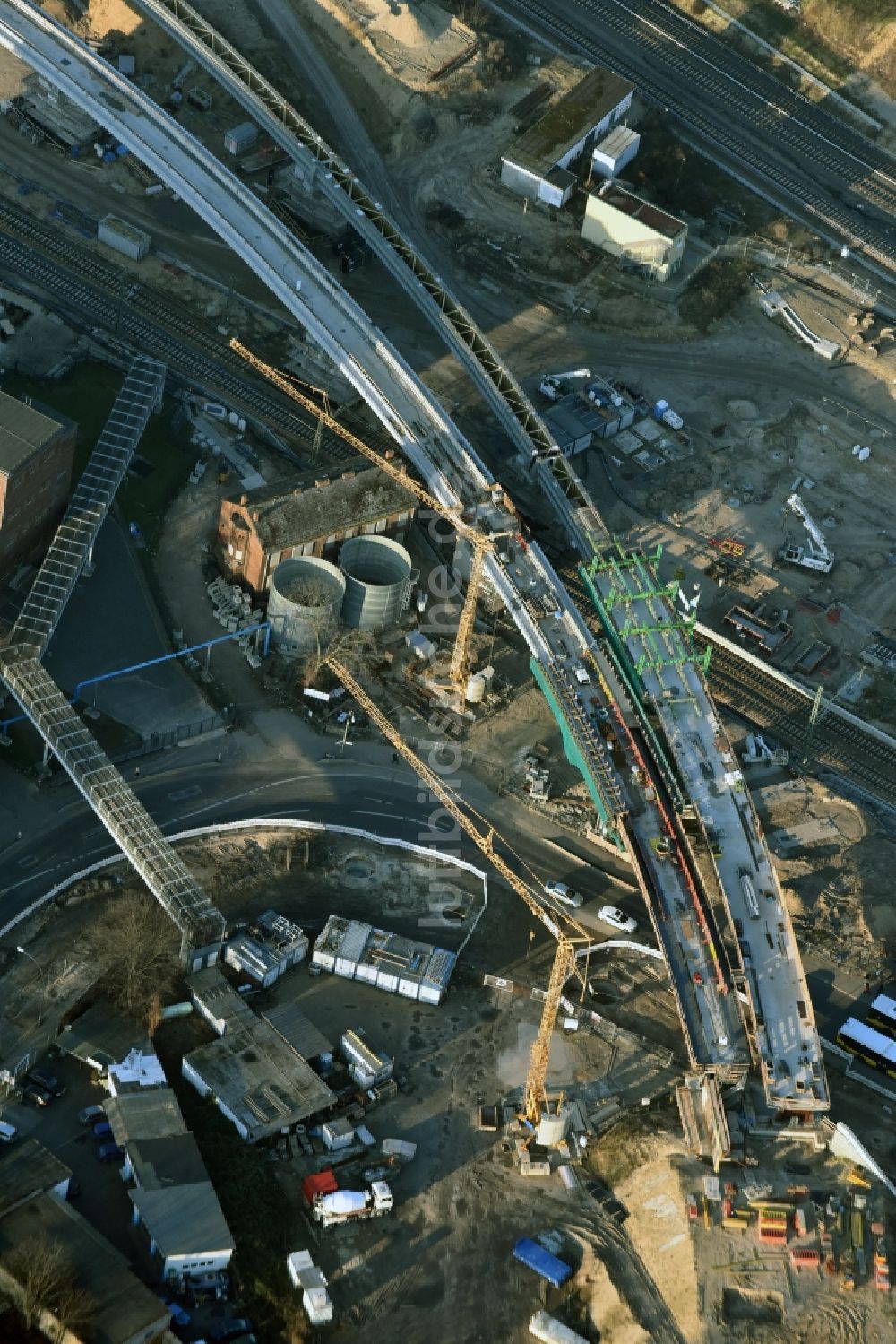 Luftaufnahme Berlin - Bahn Strecken- Ausbau zwischen Modersohnbrücke entlang der Modersohnstraße und dem Bahnhof Ostkreuz im Stadtteil Friedrichshain von Berlin