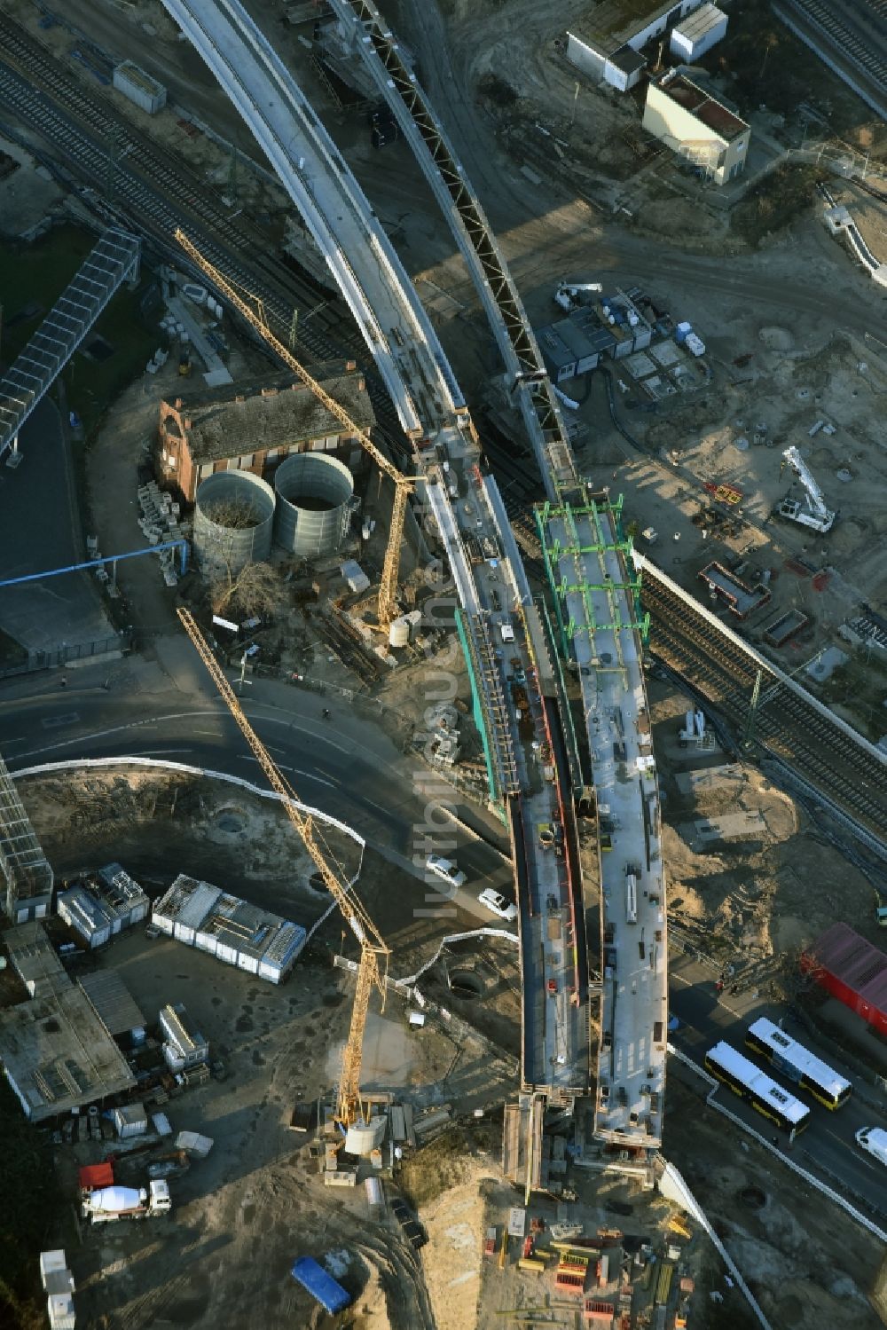 Berlin von oben - Bahn Strecken- Ausbau zwischen Modersohnbrücke entlang der Modersohnstraße und dem Bahnhof Ostkreuz im Stadtteil Friedrichshain von Berlin