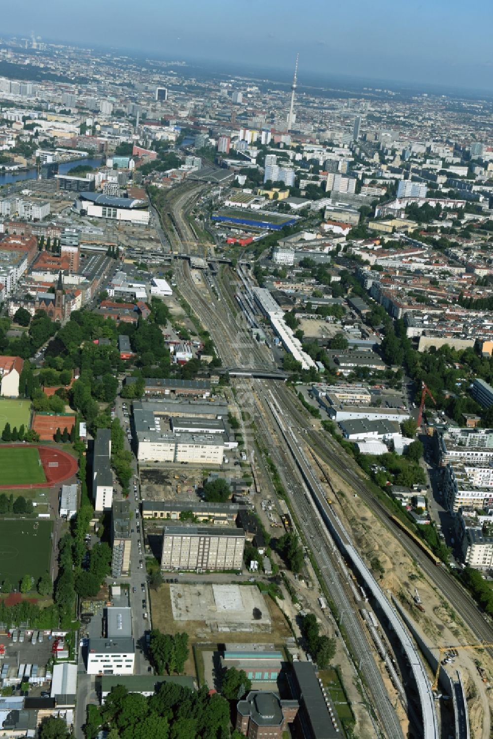 Luftaufnahme Berlin - Bahn Strecken- Ausbau zwischen Modersohnbrücke entlang der Modersohnstraße und dem Bahnhof Ostkreuz im Stadtteil Friedrichshain von Berlin