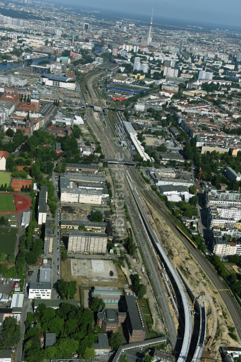 Berlin von oben - Bahn Strecken- Ausbau zwischen Modersohnbrücke entlang der Modersohnstraße und dem Bahnhof Ostkreuz im Stadtteil Friedrichshain von Berlin