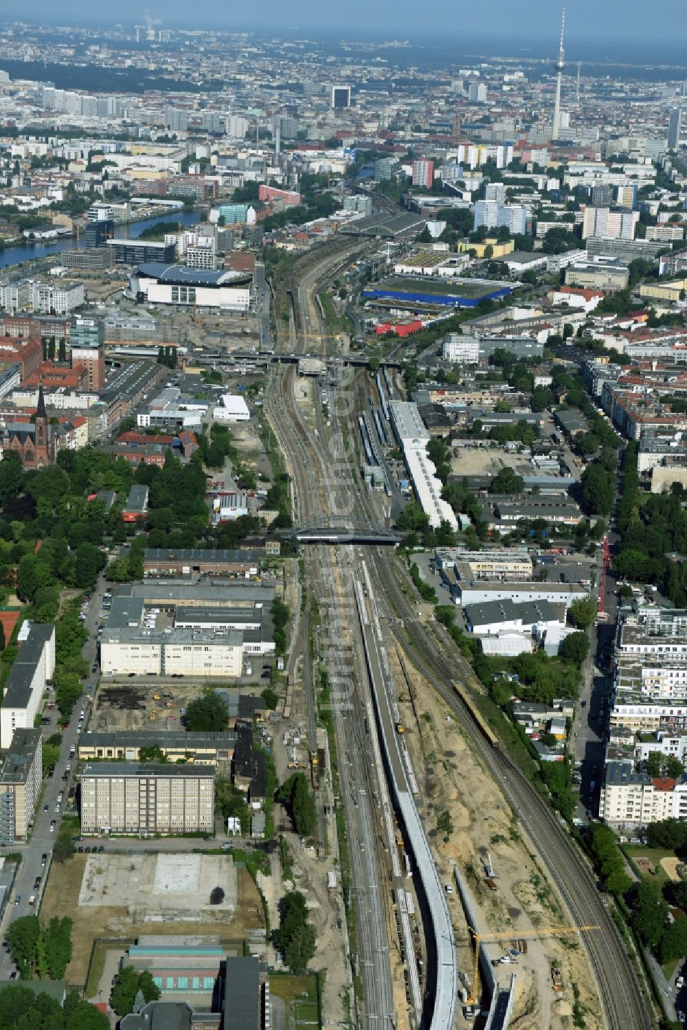 Berlin aus der Vogelperspektive: Bahn Strecken- Ausbau zwischen Modersohnbrücke entlang der Modersohnstraße und dem Bahnhof Ostkreuz im Stadtteil Friedrichshain von Berlin