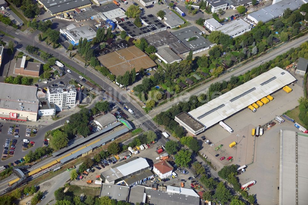 Luftaufnahme Berlin - Bahnübergang Buckower Chaussee an der Bahnstrecke Dresdner Bahn zum gleichnamigen S- Bahnhof in Berlin