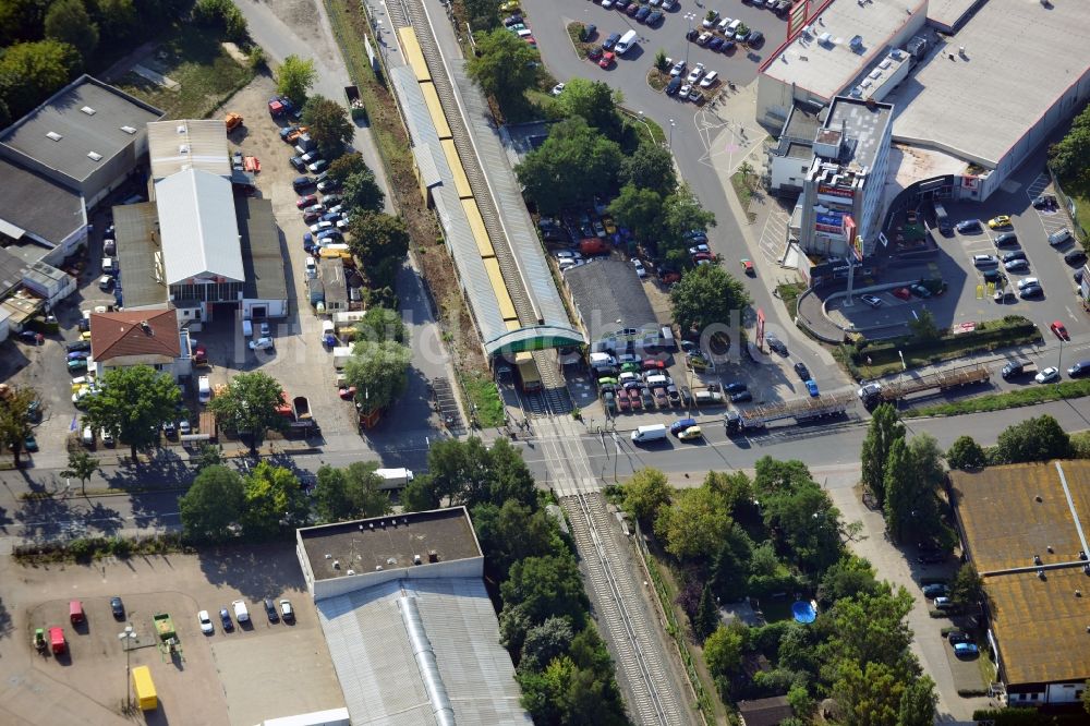 Berlin von oben - Bahnübergang Buckower Chaussee an der Bahnstrecke Dresdner Bahn zum gleichnamigen S- Bahnhof in Berlin