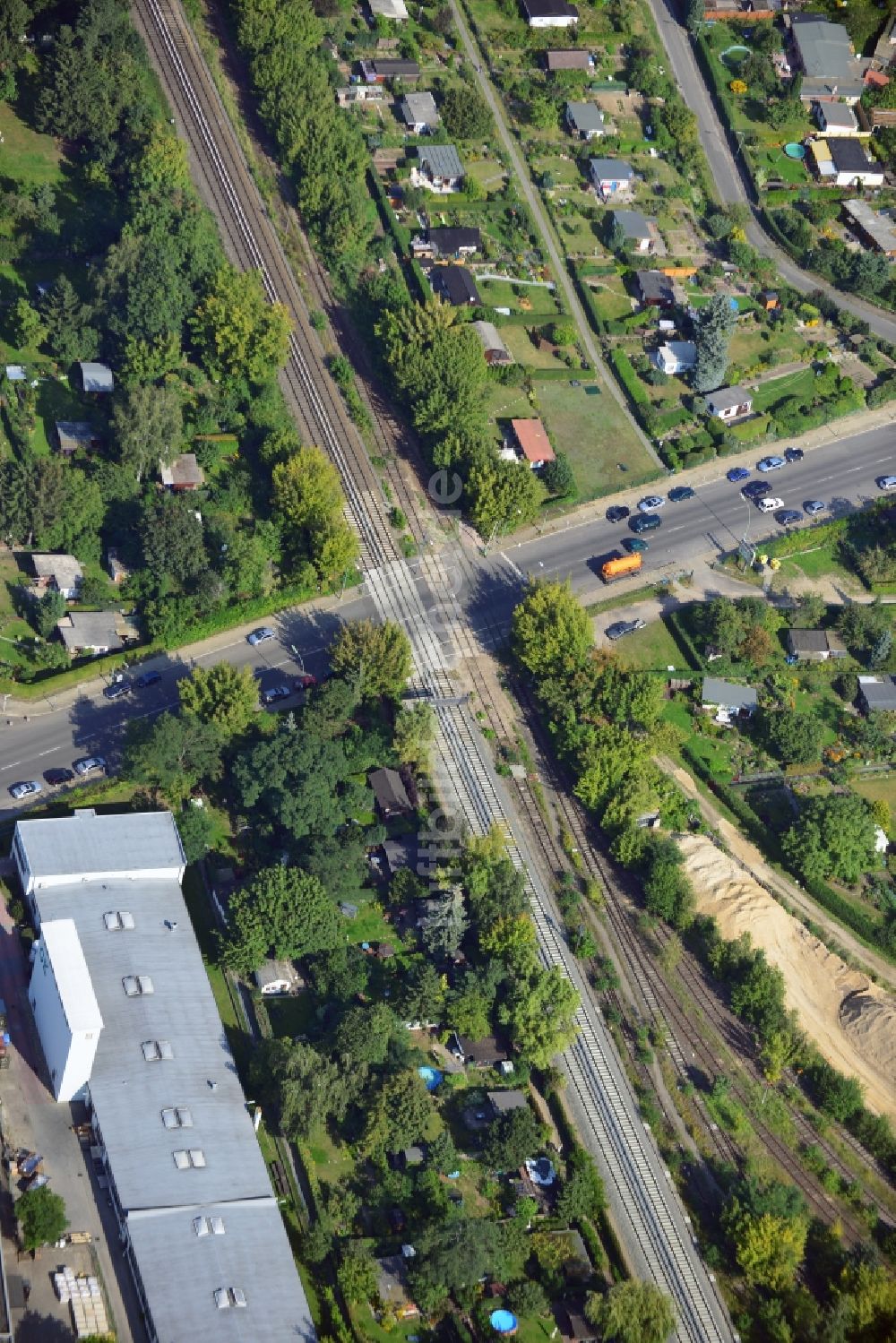 Luftaufnahme Berlin - Bahnübergang Säntisstraße an der Bahnstrecke Dresdner Bahn zwischen den S-Bahnhöfen Buckower Chaussee und Marienfelde im Bezirk Tempelhof-Schöneberg in Berlin