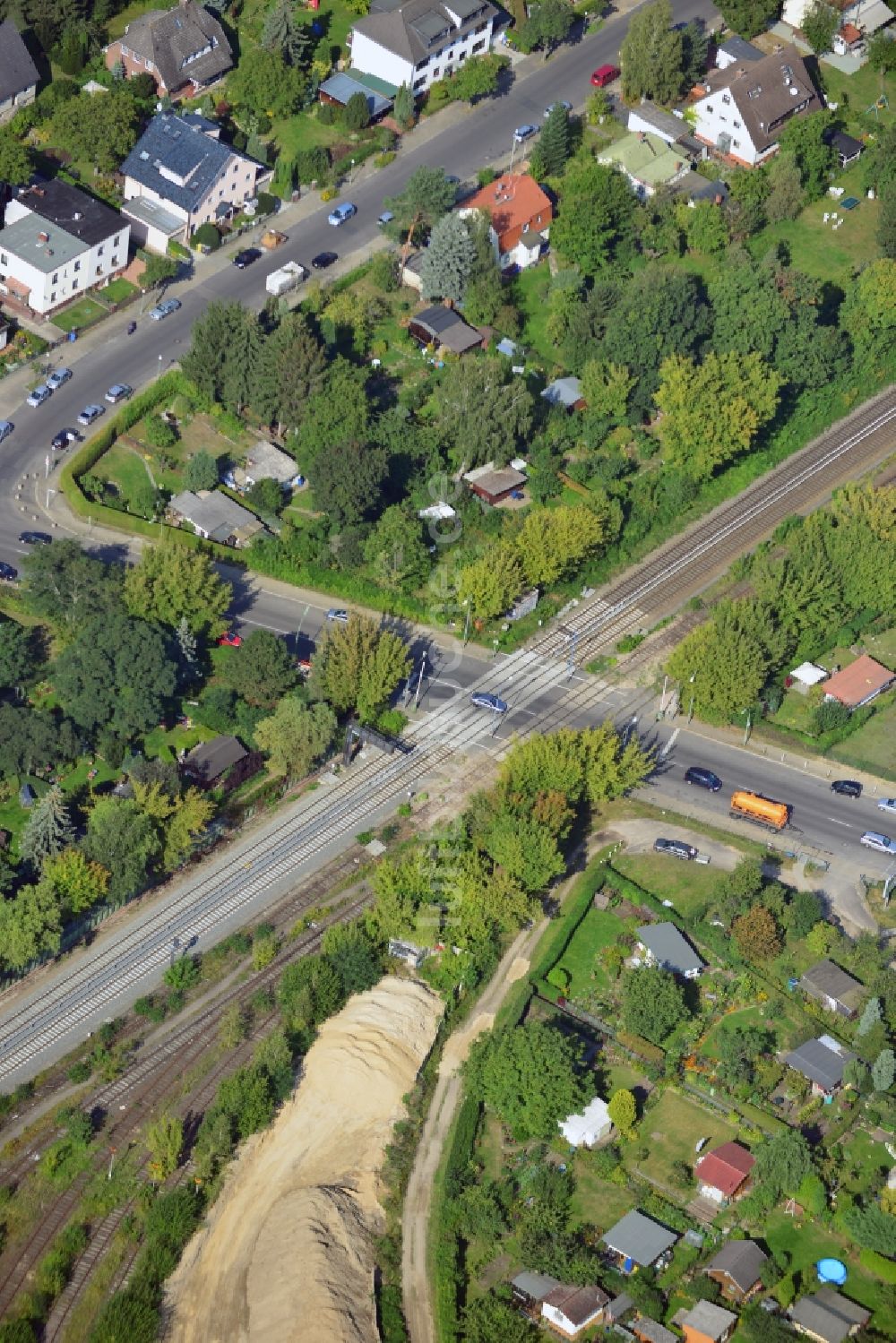 Berlin von oben - Bahnübergang Säntisstraße an der Bahnstrecke Dresdner Bahn zwischen den S-Bahnhöfen Buckower Chaussee und Marienfelde im Bezirk Tempelhof-Schöneberg in Berlin