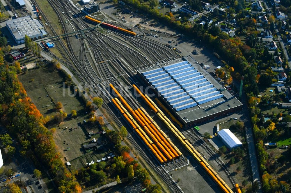 Luftbild Berlin - Bahnbetriebswerk und Ausbesserungswerk der U-Bahn - Betriebswerkstatt BVG an der Schlosserweg im Ortsteil Neukölln in Berlin, Deutschland