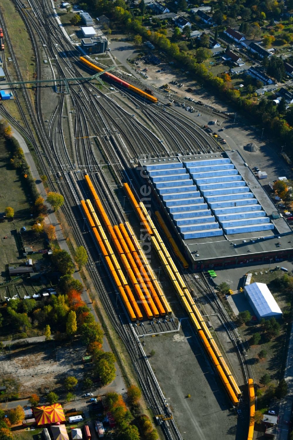 Luftaufnahme Berlin - Bahnbetriebswerk und Ausbesserungswerk der U-Bahn - Betriebswerkstatt BVG an der Schlosserweg im Ortsteil Neukölln in Berlin, Deutschland