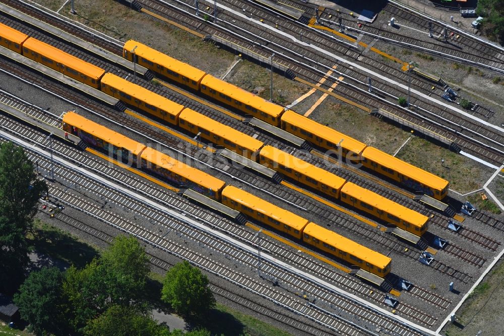 Berlin von oben - Bahnbetriebswerk und Ausbesserungswerk der U-Bahn - Betriebswerkstatt BVG an der Schlosserweg im Ortsteil Neukölln in Berlin, Deutschland