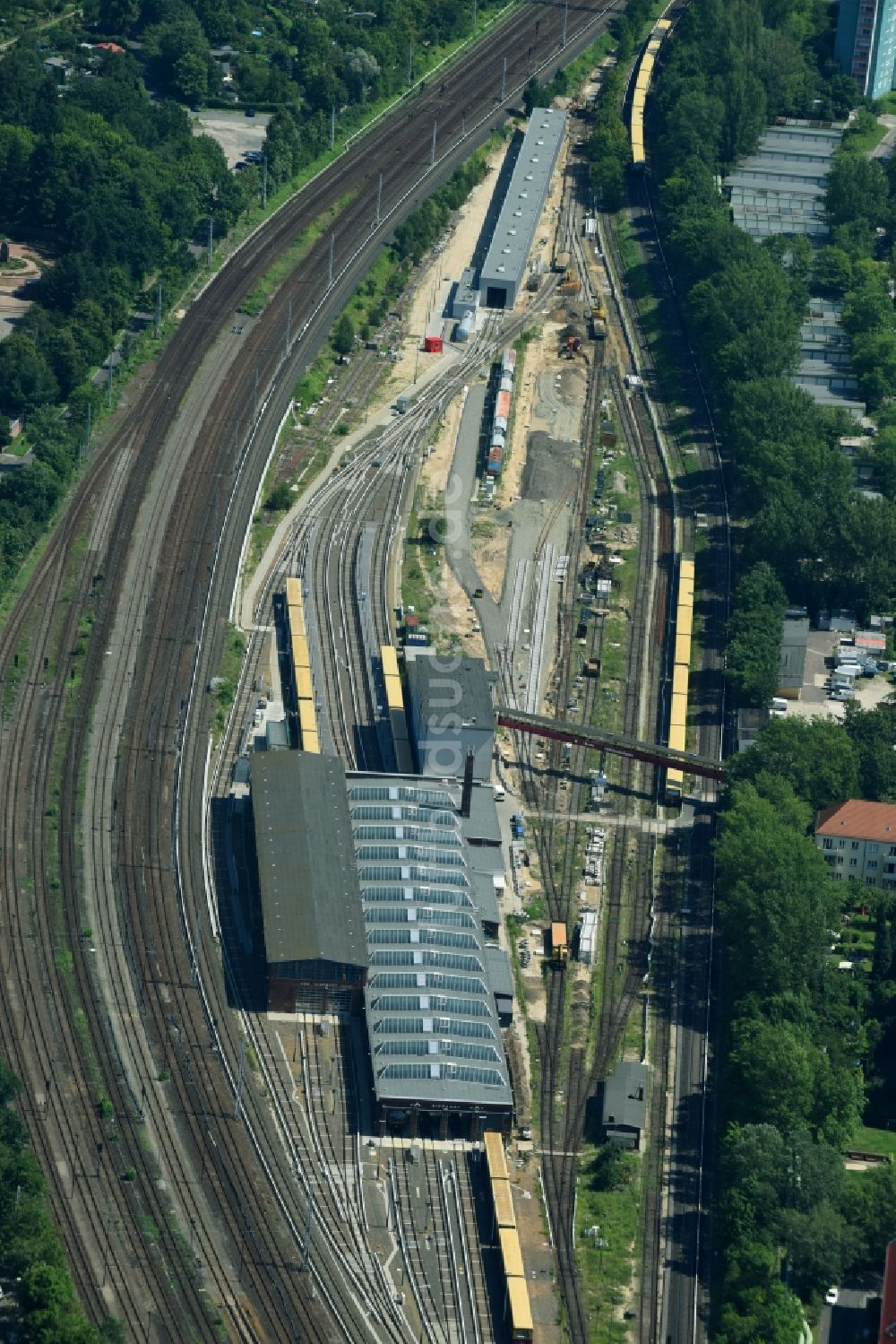 Luftaufnahme Berlin - Bahnbetriebswerk und Ausbesserungswerk von Zügen des Personentransportes der Baureihe der S-Bahn Berlin GmbH im Ortsteil Lichtenberg in Berlin, Deutschland