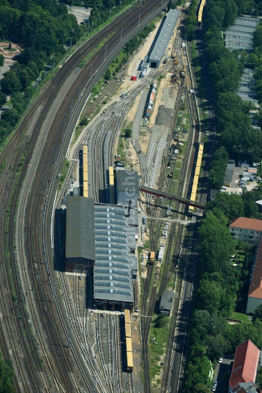 Berlin von oben - Bahnbetriebswerk und Ausbesserungswerk von Zügen des Personentransportes der Baureihe der S-Bahn Berlin GmbH im Ortsteil Lichtenberg in Berlin, Deutschland