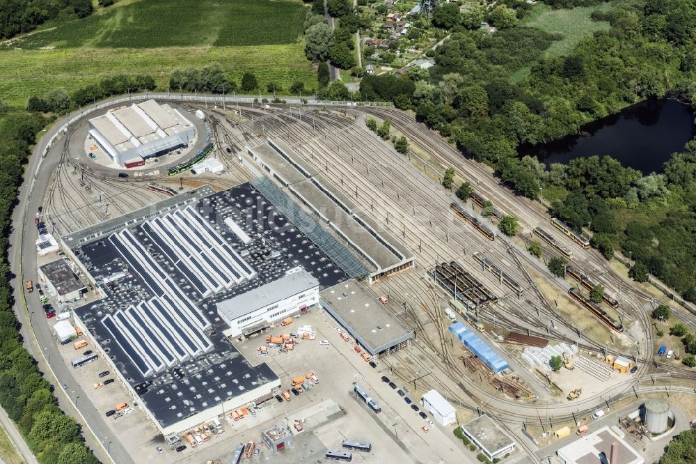 Karlsruhe von oben - Bahnbetriebswerk und Ausbesserungswerk von Zügen des Personentransportes der Baureihe Bahn und Busse in Karlsruhe im Bundesland Baden-Württemberg, Deutschland