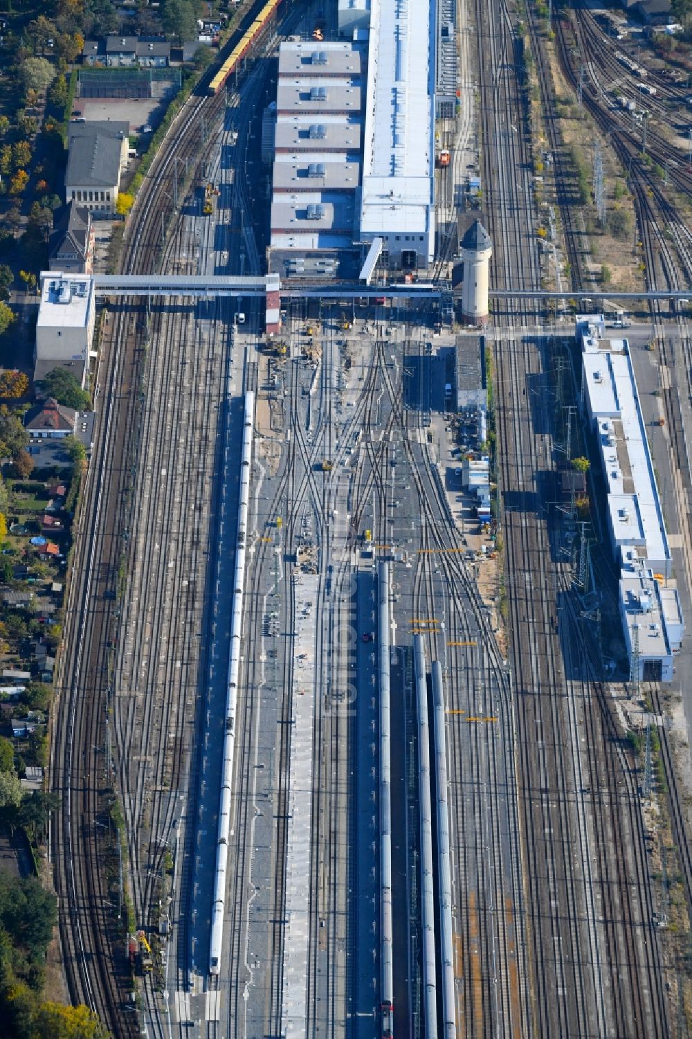 Berlin von oben - Bahnbetriebswerk und Ausbesserungswerk von Zügen des Personentransportes der Baureihe der S-Bahn im Ortsteil Rummelsburg in Berlin, Deutschland