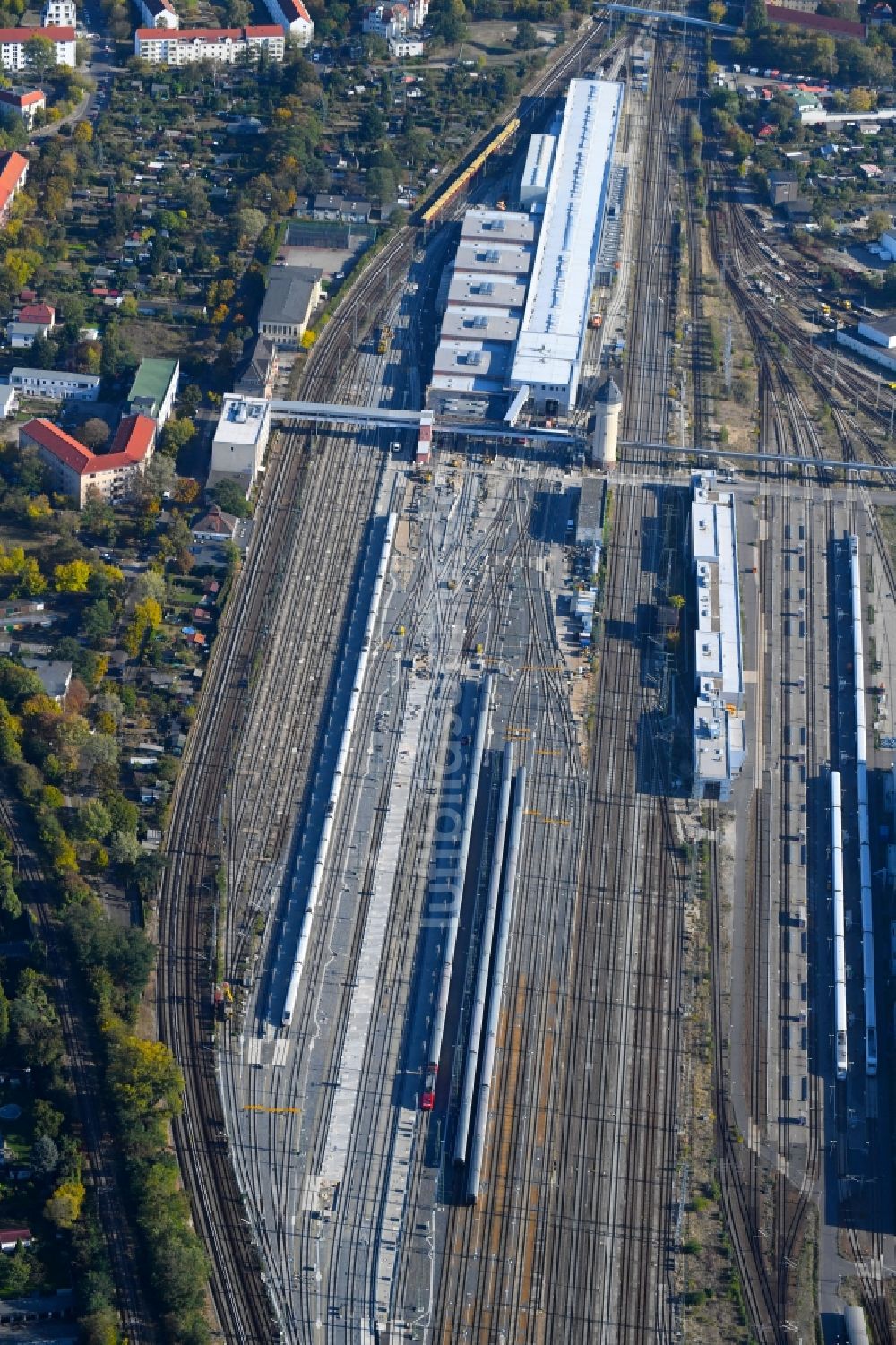 Luftaufnahme Berlin - Bahnbetriebswerk und Ausbesserungswerk von Zügen des Personentransportes der Baureihe der S-Bahn im Ortsteil Rummelsburg in Berlin, Deutschland