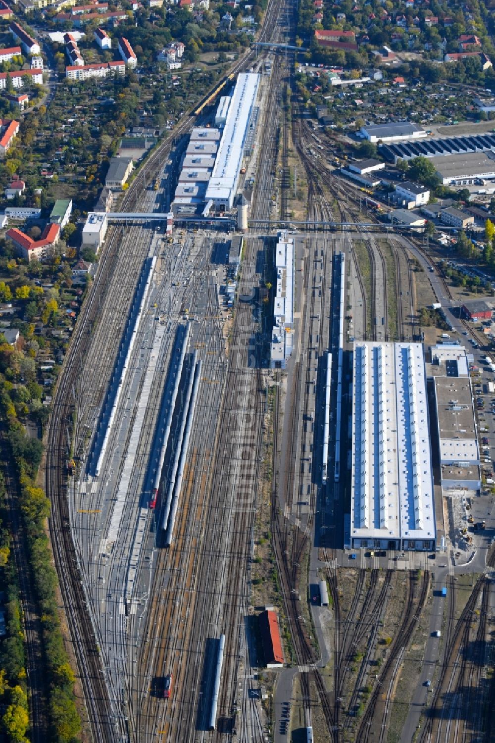 Berlin von oben - Bahnbetriebswerk und Ausbesserungswerk von Zügen des Personentransportes der Baureihe der S-Bahn im Ortsteil Rummelsburg in Berlin, Deutschland