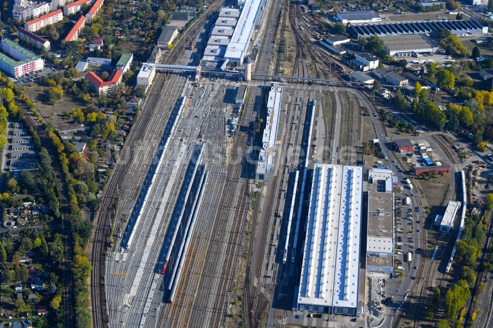 Berlin aus der Vogelperspektive: Bahnbetriebswerk und Ausbesserungswerk von Zügen des Personentransportes der Baureihe der S-Bahn im Ortsteil Rummelsburg in Berlin, Deutschland