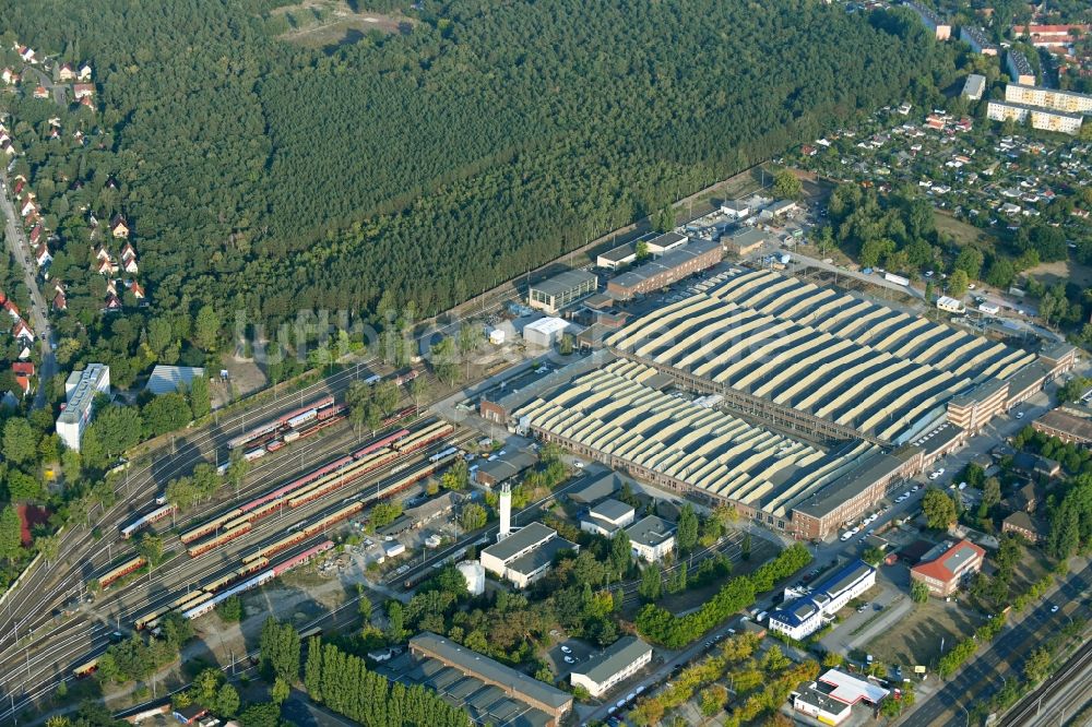 Berlin von oben - Bahnbetriebswerk und Ausbesserungswerk von Zügen des Personentransportes der Baureihe der S- Bahn im Ortsteil Schöneweide in Berlin, Deutschland