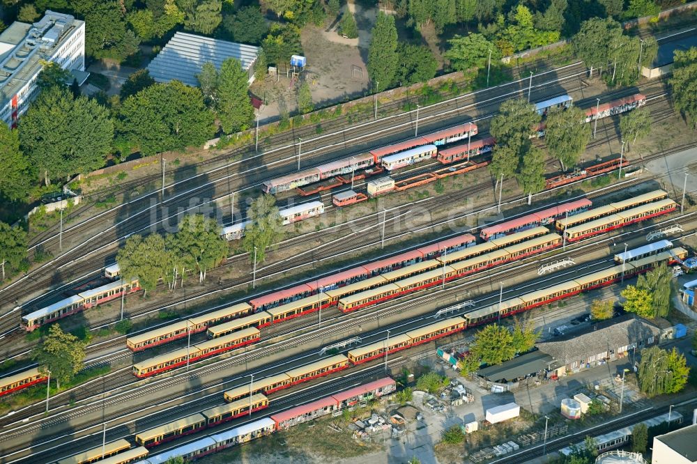 Luftaufnahme Berlin - Bahnbetriebswerk und Ausbesserungswerk von Zügen des Personentransportes der Baureihe der S- Bahn im Ortsteil Schöneweide in Berlin, Deutschland