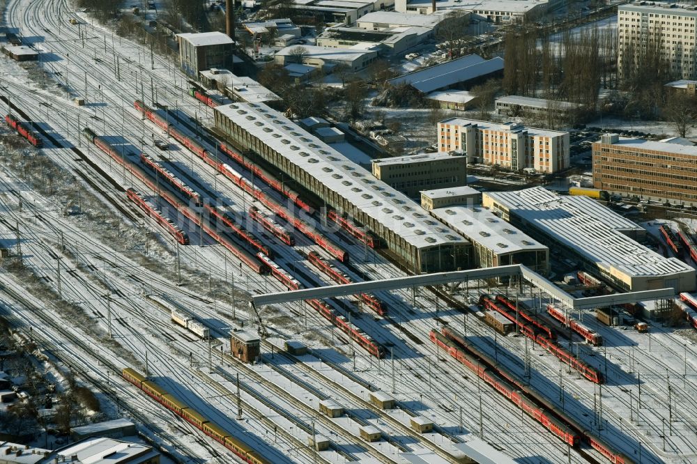 Berlin aus der Vogelperspektive: Bahnbetriebswerk und Ausbesserungswerk von Zügen des Personentransportes der Baureihe am Bahnhof Lichtenberg in Berlin