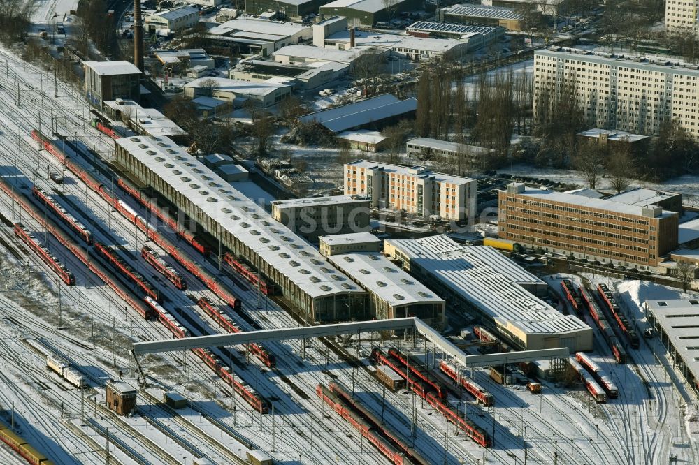 Luftbild Berlin - Bahnbetriebswerk und Ausbesserungswerk von Zügen des Personentransportes der Baureihe am Bahnhof Lichtenberg in Berlin