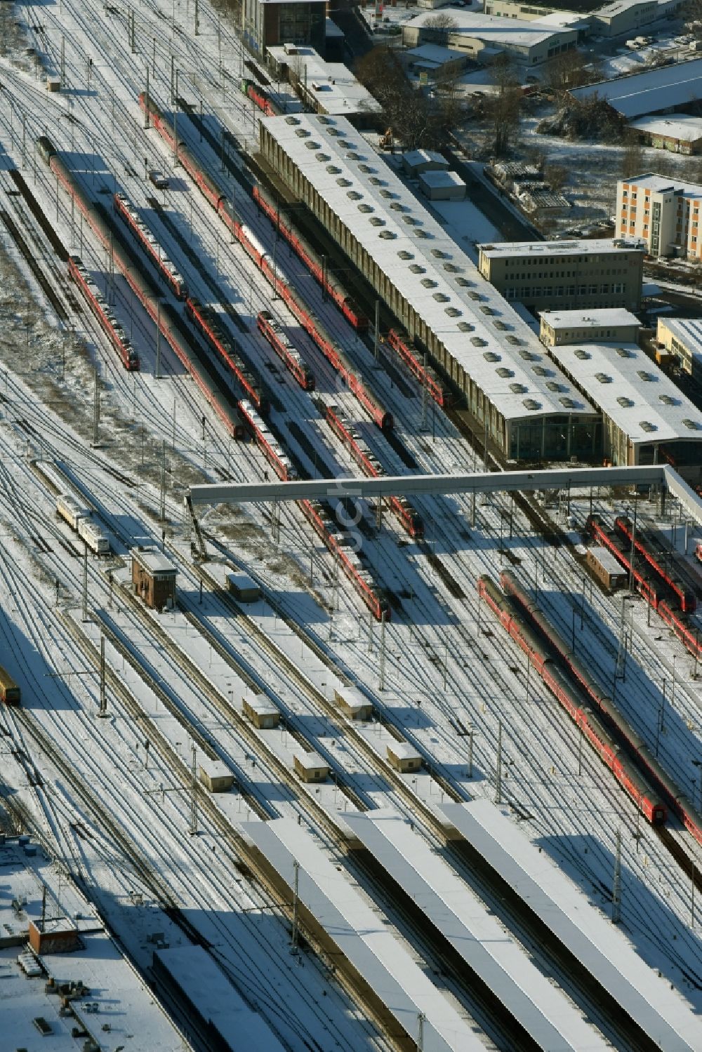 Luftaufnahme Berlin - Bahnbetriebswerk und Ausbesserungswerk von Zügen des Personentransportes der Baureihe am Bahnhof Lichtenberg in Berlin